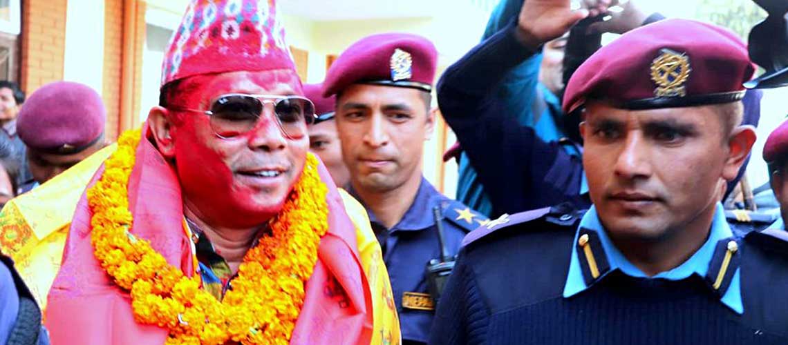 फूलमालाले ढाकिएर जेलबाट निस्किए रेशम चाैधरी