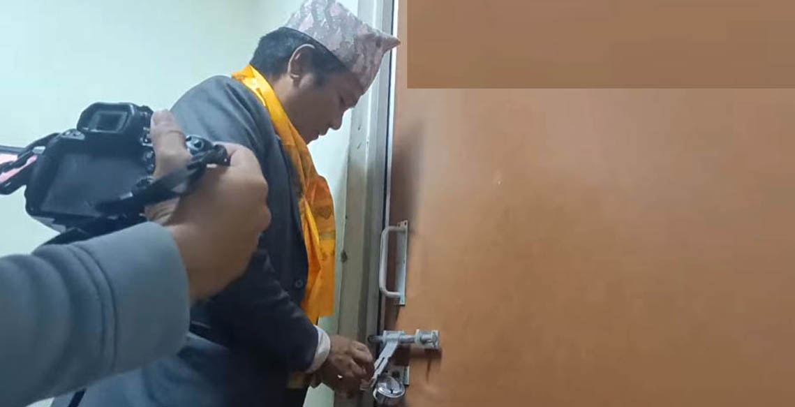हर्क साम्पाङले उपकूलपतिको कार्यालयमा लगाए ताला, भने- ‘राजीनामा दिनु, नत्र घिसार्दै निकाल्न नपरोस्’