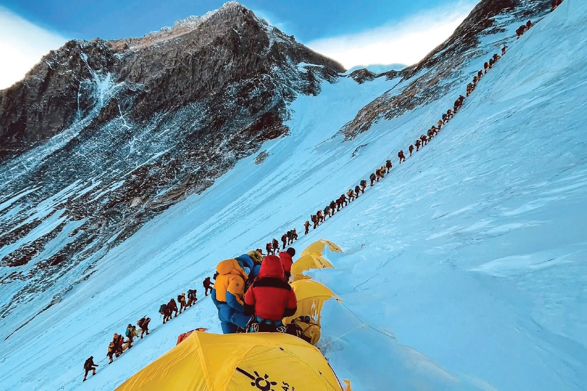 विश्वकै अग्लो हिमाल सगरमाथाको शिखरमा यो वर्षकै पहिलो आरोहणका क्रममा एकैदिन ४० जनाले चुचुरोमा पाइला टेके