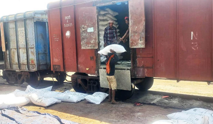 पर्साको वीरगञ्ज नाकाबाट पछिल्लो तीन सातामा २० हजार मेट्रिक टन युरिया मल भित्रिएको छ